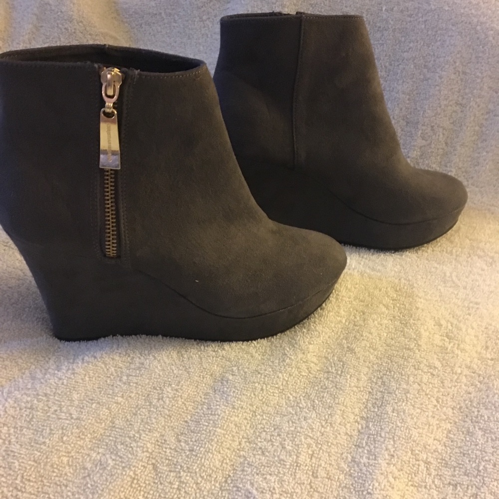 Side zip wedge booties